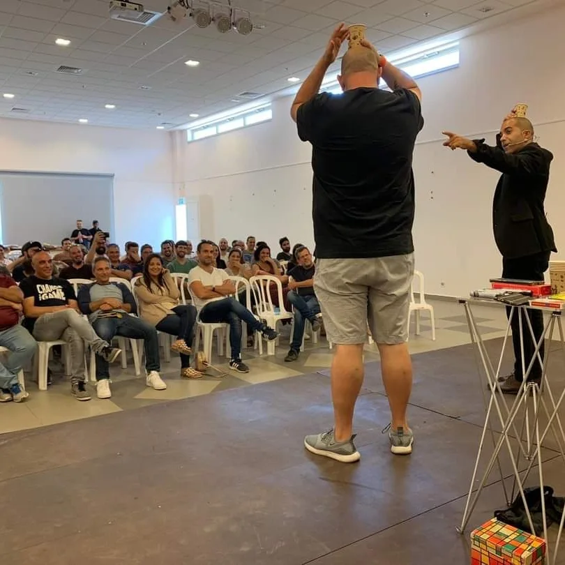 אמן חושים מהפנט: דירוג 5 כוכבים בגוגל